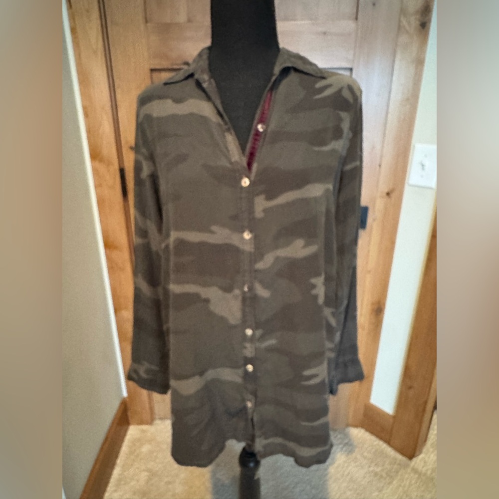 Johnny Was camoflouge and velvet details. Beautifull almost brand new top.
